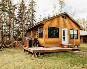 Oyster Shore, #5: Oceanfront Log Cottage Retreat - Tatamagouche - Building
