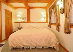 Carriage House Accommodations - Girdwood - Bedroom