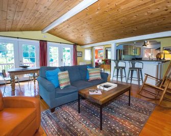 Riverfront Cottage in Wine Country - Seasonal River Access - Dogs Stay for Free! - Monte Rio - Living room