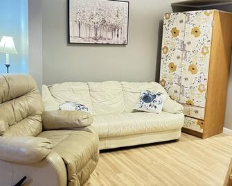 Loft Cabin #2 - Big Rapids - Wohnzimmer