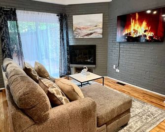 Bright & Spacious Lincoln Park Gem – Sleeps 9! - Chicago - Wohnzimmer