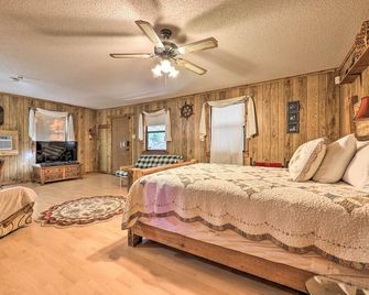 Rustic Canyon Lake Cabins with Hot Tub on about 3 Acres - Canyon Lake - Bedroom