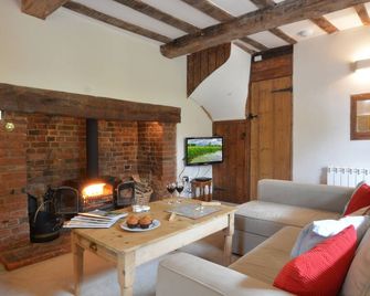 1 Tunns Cottages, Rushmere, nr Beccles - Lowestoft - Вітальня