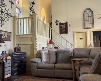 Gleason's Chouse - Campbellsport - Living room