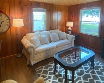 Getaway on Houghton Lake - Houghton Lake - Living room
