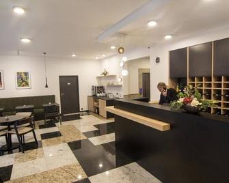 Hotel Valcha - Prague - Front desk