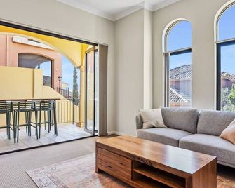 Pyramids Hideaway with Pool - Walk to Beach and The Cut Golf Course - Dawesville - Sala de estar