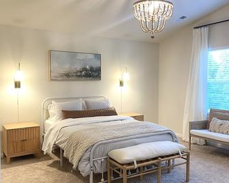 NEW!!!! Luxury 3 bedroom home- 8 mins from downtown Spartanburg - Спартанбург - Спальня