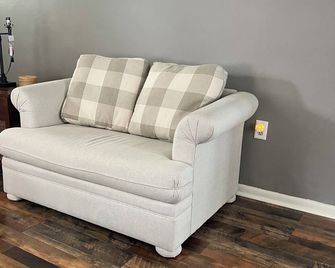 Cozy Bungalow near downtown and Wittenberg - Springfield - Wohnzimmer