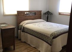 Five Bedroom Fully Furnished Guesthouse In Ne Iowa Sleeps 10 - 阿蘭達（​​愛荷華州） - 臥室
