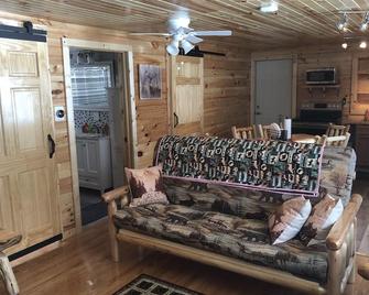 Rustic Cabin Getaway - Beaverton - Living room