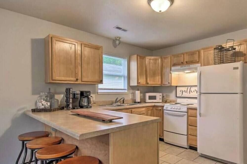Comfy W Plains Entire Home, close to Main Street! - West Plains - Kuchyň