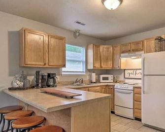 Comfy W Plains Entire Home, close to Main Street! - West Plains - Kitchen