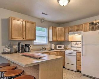 Comfy W Plains Entire Home, close to Main Street! - West Plains - Kuchyň
