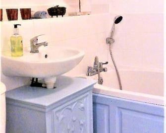 Beachfront Studio Apartment - Felixstowe - Bathroom