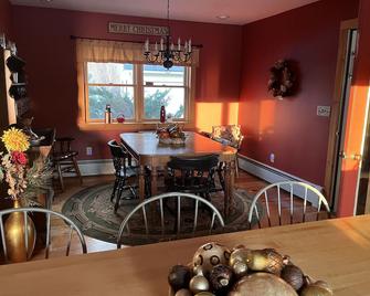 Waterfront Ponds, Beautiful , 51 Acre Property Retreat - Brandon - Salle à manger