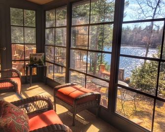 Charming lakeside cabin open year round! - Presque Isle - Balcony