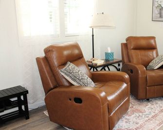 Charming tiny house in Russellville - Russellville - Living room