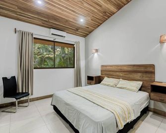 Stylish 3-Bedroom Tropical Escape with Pool & Outdoor Living, 1 Block from Playa Potrero - Potrero - Habitación