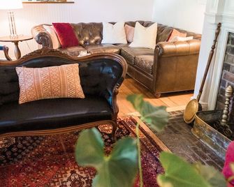 Historic General Lewis Inn - Lewisburg - Living room