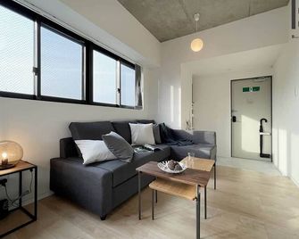 b hotel Private Studio Near Peace Park & City Sights - Hiroshima - Sala de estar