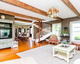 Bourbon Country Cottage on a flower farm with cattle, horses & spectacular views - Shelbyville - Вітальня