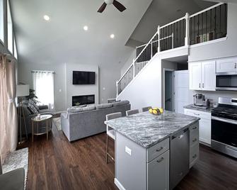 Treasure Lake Home, hot tub, partial Lake view and walking distance to beach - DuBois - Kitchen