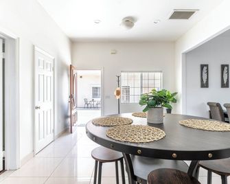 Elegant Retreat Modern Comforts, Prime Location - Rosemead - Dining room