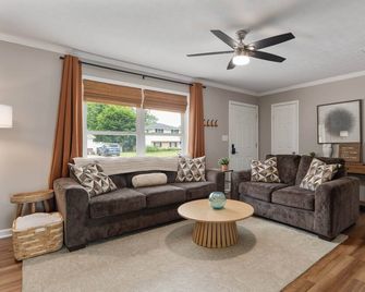 Cozy Ranch King Bed & Pet Friendly - Fenced Yard - Gahanna - Living room