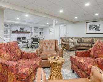 Chic 4-Bdr 3 Ba Home In Safe, Desired Neighborhood 5 Min From State Capitol. - Jefferson City