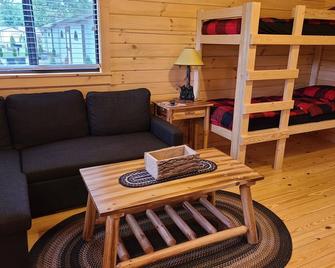 Cozy Log Cabin #3. Minutes from Seven Springs and Hidden Valley! - Champion - Living room