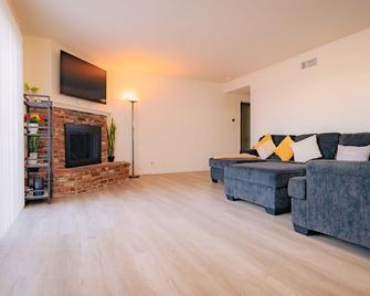 Cozy Home Walking Distance to Hospital and Minutes From Mall Shopping Center! - Long Beach - Salon