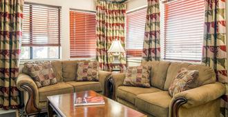 Quality Inn Klamath Falls - Crater Lake Gateway - Klamath Falls - Living room