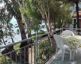 Lovely little villa Pietralba No. 4 on the beautiful sea of the Gulf of Policastro - Scario - Balcón