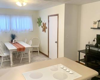 Newcastle Estate: 3 Bdrm Bungalow - Decatur - Dining room