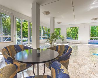 هوتل ريو بيتش آند بريكفاست - سسيناتيكو - غرفة طعام
