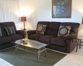 Beautiful 2bd/1bath!! - Hagatna - Living room