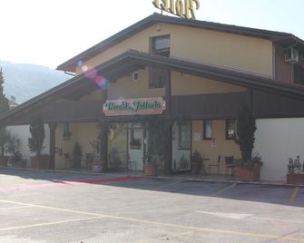 Maison luciano Vecchia fattoria - Ancona - Building