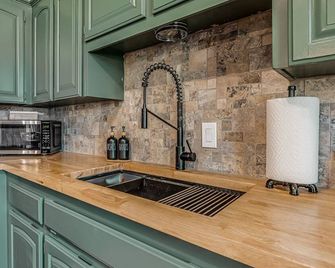 Newly Renovated 3-bedroom 2-Bath house with AC in Owasso close to everything! - Owasso - Küche
