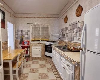 Exclusive F4 in Akid Lotfi with private courtyard of 70 sqm - Bir El Djir - Kitchen