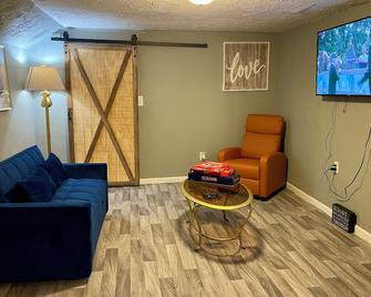 Make yourself at home in this cozy 3 bedroom house and comfortable space. - Lorain - Living room