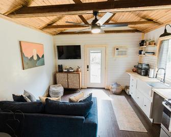 Renovated 1940's Grocery Store- Oliver Height's Tiny Home - Northport - Living room