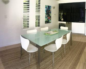 Luxury 2 bed 2 bath, balcony with views. Spacious Apartment. Garden and yard - Noosa Heads - Dining room