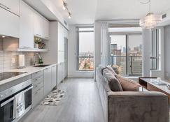 Luxury 2 BR in the heart of Entertainment District - City Skyline View & Balcony - Toronto - Living room