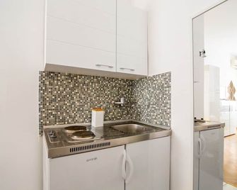 1st Belgrade Apartment - Belgrad - Kök