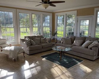 Gated Farm House Getaway Near Lake Blackshear! Peaceful and Newly renovated - Arabi - Living room