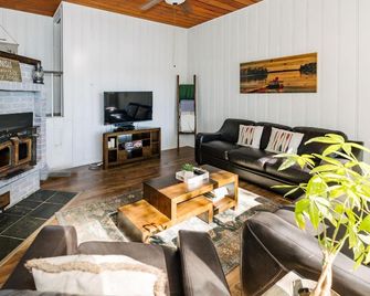 Family Oriented 4 season Cottage with Hot Tub on Kennisis Lake, Haliburton - Eagle Lake - Sala de estar