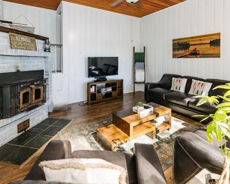 Family Oriented 4 season Cottage with Hot Tub on Kennisis Lake, Haliburton - Eagle Lake - Living room