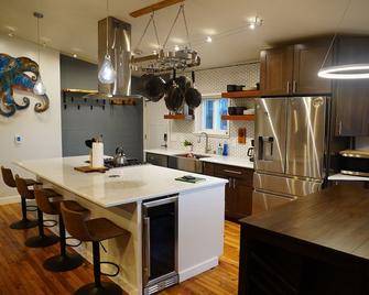 The Octopus Den! Cozy 3bd 2bth sleeps 8! - Anchorage - Cocina