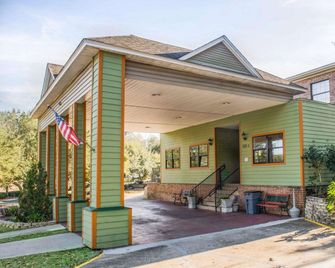 Suburban Studios Tallahassee near University - Tallahassee - Building